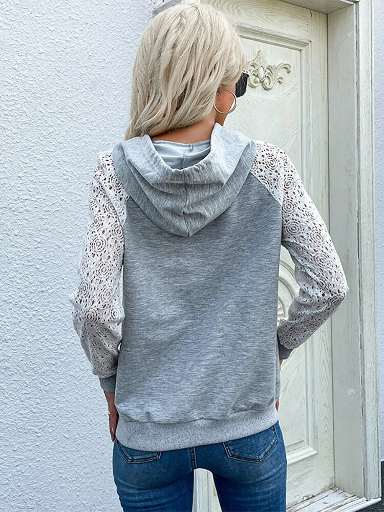 Signy | Chic tofarvet hættetrøje med blondedetaljer til efterår/vinter
