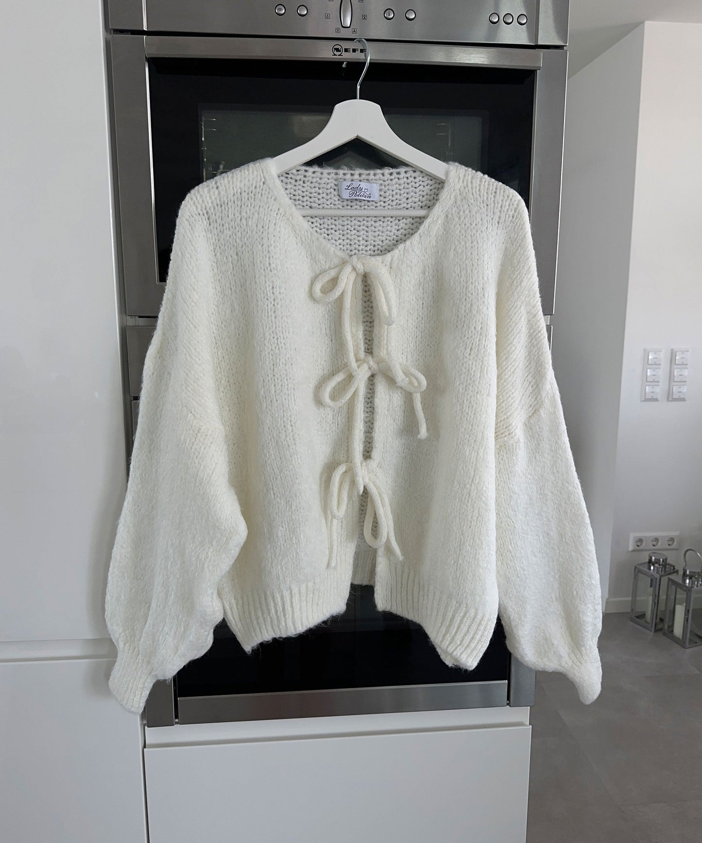 Cathrine | Hvid strikjakke chic kvinders cardigan med snørre design